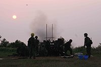 破曉時分,在射擊指揮官下達命令後,英勇的砲兵部隊射出第一發砲彈。(圖/文:林忠和)