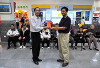 　大同之家今年敬老活動由主任黃啟忠率團赴台參訪，民政局長林其達代表縣長陳雪生前往送行並致贈程儀，也叮嚀老人家要注意安全。（圖／文：曹重偉） 