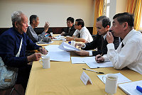 　地方巡察再開！黃煌雄、劉興善兩監委來馬接受民眾陳情，昨天陳情的絕大多數都是土地案件，不少老人家是連祖傳地契都拿出來作證。（圖／文：曹重偉）