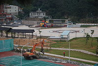 　馬祖高中運動場整建案已發包，為與海埔新生地相結合，目前已將兩者間的圍牆拆除。（圖／文：鄭慧菁）