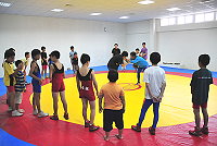 　連江縣體育季「學生角力體驗營」活力開訓，二十多位學員在教練林信宏指導下，學習各類入門的角力基本動作。（圖／文：曹重偉）