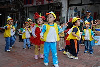 　介壽附幼萬聖節前往大同之家及介壽、馬港商店街，可愛的演出博得長輩們的許多掌聲與糖果。（圖／文：劉秋月）