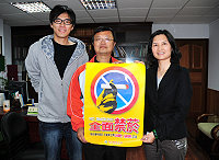 　菸害防治法新制即將實施，衛生局保健課長陳麗玲專程拜會馬中校長蔡國強，希望該校配合新制加強宣導，並致贈許多宣傳單、海報。（圖／文：曹重偉）