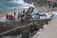 　東湧社區發展協會、駐軍共同清理北澳口的廢棄垃圾與漂流木。（圖／文：陳其敏）
