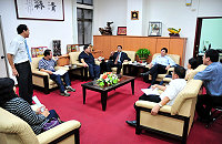 　金門縣議會議長謝宜璋拜會連江縣議會，受到議長陳振清、副議長陳貴忠及議員們的熱情歡迎；雙方就兩岸交流及金馬未來發展方向廣泛交換意見。（圖／文：曹重偉）