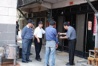 　假期飯店廣場前方汙水下水道長期容易淤塞，造成鄉親極大生活不便，議員林貽祥邀集工務局等單位現地會勘，要求儘速改善。（圖／文：劉秋月）