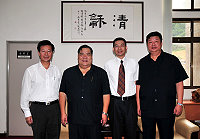 　金門縣議會議長謝宜璋（右二）、縣長李炷烽（左一）連袂拜會連江縣議會，受到議長陳振清熱情歡迎，縣長陳雪生也到場作陪。（圖／文：曹重偉）
