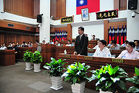 　審計部台灣省基隆市審計室主任林永釧來馬進行九十六年度總決算暨附屬單位決算審核報告，並答詢議員提問。（圖／文：曹重偉）