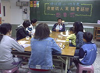 　塘岐國小成人英語班開課，校長陳明生為學員打氣。（圖：塘岐國小提供）