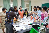 　介壽附幼辦理親職教育「婆婆媽媽做環保」活動，利用回收油製作去汙力超強的肥皂，有趣又實用。（圖／文：劉秋月）