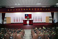 指揮官鄭中將於幹訓班梅石中正堂,主持步兵士97-5期開訓典禮精神講話。(圖/文:鍾羽)