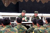 　馬防部指揮官鄭中將為官兵解說射擊教範。（圖／文：鄭智元）
