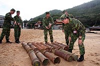 　馬防部指揮官鄭中將於馬港視導彈藥清運作業情形。（圖／文：鄭智元）