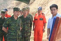 馬防部指揮官鄭中將在北指部指揮官陪同下,聽取工作任務簡報。(圖/文:湯恩魁)