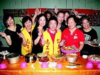 桃園眷村文化節,重溫金馬菜,一戶出一菜,鹹地瓜、馬祖魚麵滿滿家鄉味,讓老兵也感動。(圖:轉載聯合報)