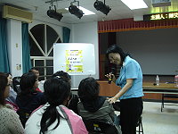 　知名作家陳艾妮在&#22338;里國小親職教育講座開講。（圖：&#22338;里國小提供）