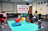　縣立醫院執行本年度兒童發展第二梯次聯合評估，由北市聯合醫院支援的專業治療師檢測孩子的發展情形。（圖／文：曹重偉）
