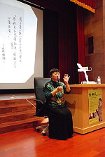 　九十七年社區生活美學名人講堂系列活動，邀請知名作家張曉風主講，吸引眾多書迷前往聆聽。（圖／文：鄭慧菁）