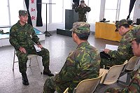 指揮官鄭中將於聯信操演射擊前,召集幹部提醒做好「風險管理」工作,以維護馬祖民眾生活安全。(圖/文:林忠和)