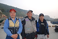 　東引鄉磯釣賽，前三名依次是涂泰好（中）、林明宏（右）、劉增國。（圖／文：陳其敏）