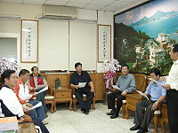 　交通局長劉德全向縣長及議員報告，赴台協調南北竿機場近程改善工程狀況。（圖／連江縣政府交通局提供）