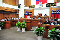 　縣議會審議九十八年度地方總預算暨附屬單位預算案，由主計室主任劉羽茵就地方總預算編製情形進行報告。（圖／文：曹重偉）