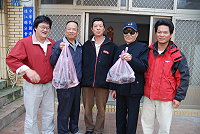 　連江縣釣魚協會在磯釣賽結束，將選手提供的魚轉贈送給年長獨居鄉親。（圖／文：陳其敏）