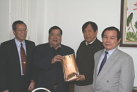 　世界中文報業協會會長張曉卿在立委曹爾忠陪同下抵馬訪問，受到議長陳振清及地方政府的熱烈歡迎。（圖／文：曹重偉）