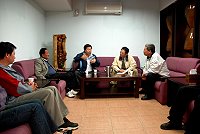 　政風室詹政曇主任、人事室林世華主任受縣議員張永江之邀，到東引酒廠深入了解人事組織及管理等方面的運作現狀。（圖／文：陳其敏）