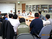 　縣府交通局長劉德全與NCC官員以及國內五家電信業者，昨日共商有關馬祖地區基地台遷出村莊事宜，針對南、北竿各村逐一討論，明確訂出遷出時間表。(圖：連江縣政府交通局提供)