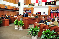 　縣議會定期大會「審議本縣九十八年度地方總預算暨附屬單位預算案第二、三讀會」，由聯席審查小組召集人議員陳書建報告審查結果。（圖／文：曹重偉）