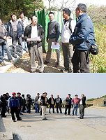 (上圖)縣府交通局長劉德全與國內五家電信業者及技術工程人員,昨日針對馬祖地區基地台遷出村莊事宜,逐一進行南、北竿各村基地台會勘。(圖/文:鄭慧菁)(下圖)交通局會同電信業者與北竿各界會勘基地台共構場址。(圖/文:陳鵬雄)