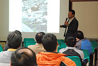 「超越巔峰—李小石山路歷程藝術講座」，分享成功攀登阿瑪丹布朗峰精采的攻頂過程，讓在場聽眾驚叫連連。（圖／文：鄭慧菁）