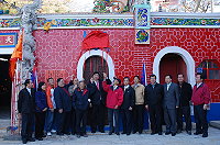 金板境廟宇委員會昨日舉辦威武陳將軍晉陞陳元帥儀式大典,縣長陳雪生、議長陳振清、議員、鄉長等應邀主持揭牌儀式,共享村民的喜樂。(圖/文:鄭慧菁)