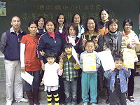 　塘岐國小成人識字班及英語會話班結業，學員開心領證書。（圖／文：陳鵬雄）