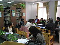 九十七年全國公共圖書館營運複評委員一行抵達莒光圖書館實地瞭解營運現況。(圖/文:陳樂團)