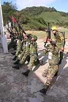 狙擊隊集訓過程中,以統一口令和動作,由專業的清槍軍官對狙擊手實施清槍檢查,期以達到射擊「零危安」的訓練目標。(圖/文:林忠和)