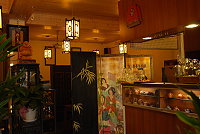 　「馬祖茶館」內部裝潢採用原木仿古造型桌椅，走精緻、典雅路線。（圖／文：鄭慧菁）