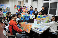 　教育局家教中心「親子成長團體親子共讀」溫馨落幕，最後一堂課是製作獨一無二的「我家繪本」，局長邱金寶也特別前往為大家加油打氣。（圖／文：曹重偉）