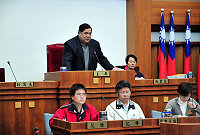 　議長陳振清敲下議事槌，象徵縣議會第四屆第六次定期大會圓滿劃下句點。（圖／文：曹重偉）