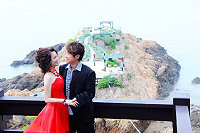 曾在巨全書局服務的「巨全妹」賴青宜要結婚囉!帶著夫婿千里迢迢到馬祖拍攝婚紗,戰地風光入鏡,也讓馬祖的親朋友好友分享喜悅。(圖:巨全書局提供)