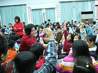 　介壽國小舉辦97年度特教宣導活動，由專業特教老師郭姿巖主講，利用影片及體驗活動，教導同學要認識及關懷身邊需要幫助的人。（圖／文：劉秋月）