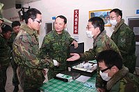 馬防部指揮官鄭中將於新兵到馬時,立即安排醫護人員替身體不適人員看診,展現「視兵如親」的態度。 (圖/文:林忠和)