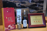 　津源酒莊「馬祖．重釀老酒」酒中酒，榮獲由台北市（縣）酒類商業同業公會舉辦的「第三屆台灣釀釅美酒評比大賽」優良獎。（圖／文：鄭慧菁）
