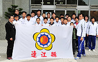 　地區代表隊整裝赴台參加全國總統盃角力錦標賽，縣府參議王詩乾代表縣長陳雪生前往機場授旗，期許為馬祖再創佳績。（圖／文：曹重偉）