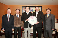 　縣長陳雪生偕同議員張永江、東引鄉長馮印樂拜會台北縣縣長周錫瑋，就成立台北縣東引鄉親聯誼會一事請求協助並致贈紀念牌，周錫瑋允諾全力協助。（圖：連江縣政府提供）