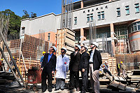 　衛生署工程施工查核小組抵馬視察縣立醫院新建醫療大樓，對進度及因應措施表示滿意，誇獎衛生局在交通維持、就醫動線規劃的用心。（圖／文：曹重偉）