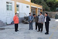 　海巡隊南竿福澳辦公大樓汙水下水道阻塞，嚴重影響同仁辦公，議員陳書建昨特別與工務局長張賢潭等人前往會勘。（圖／文：劉秋月）