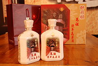 　馬祖酒廠年前推出新產品「醉前縣－馬祖陳年高粱酒禮盒」，十二月十五日開始販售，酒廠同仁正日以繼夜趕工中，讓好酒準時出貨。（圖／文：劉秋月）