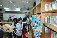 　仁愛國小昨天舉行評比，從眾多取材米勒的作品中，選出十幅加以表揚與獎勵。（圖／文：邱竟瑋）